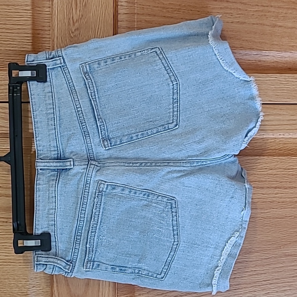 ☀️High-rise button up jean shorts ✨️ light wash✨️ like new! Size 2 - Picture 4 of 7